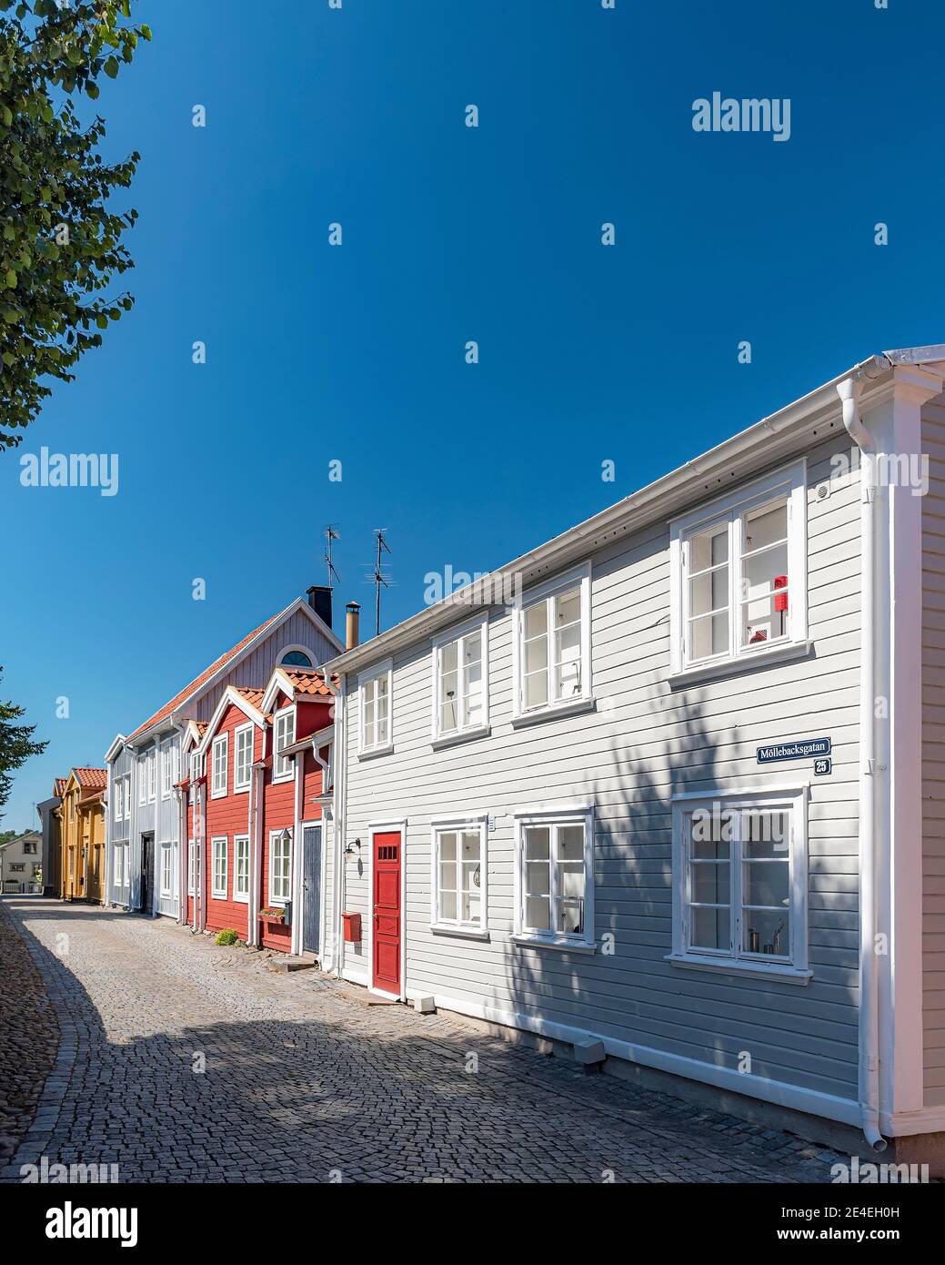 RONNEBY, SVEZIA - 01 AGOSTO 2020: Una delle strade colorate della città. Foto Stock