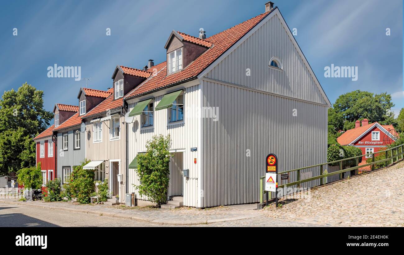 RONNEBY, SVEZIA - 01 AGOSTO 2020: Una delle strade colorate della città. Foto Stock