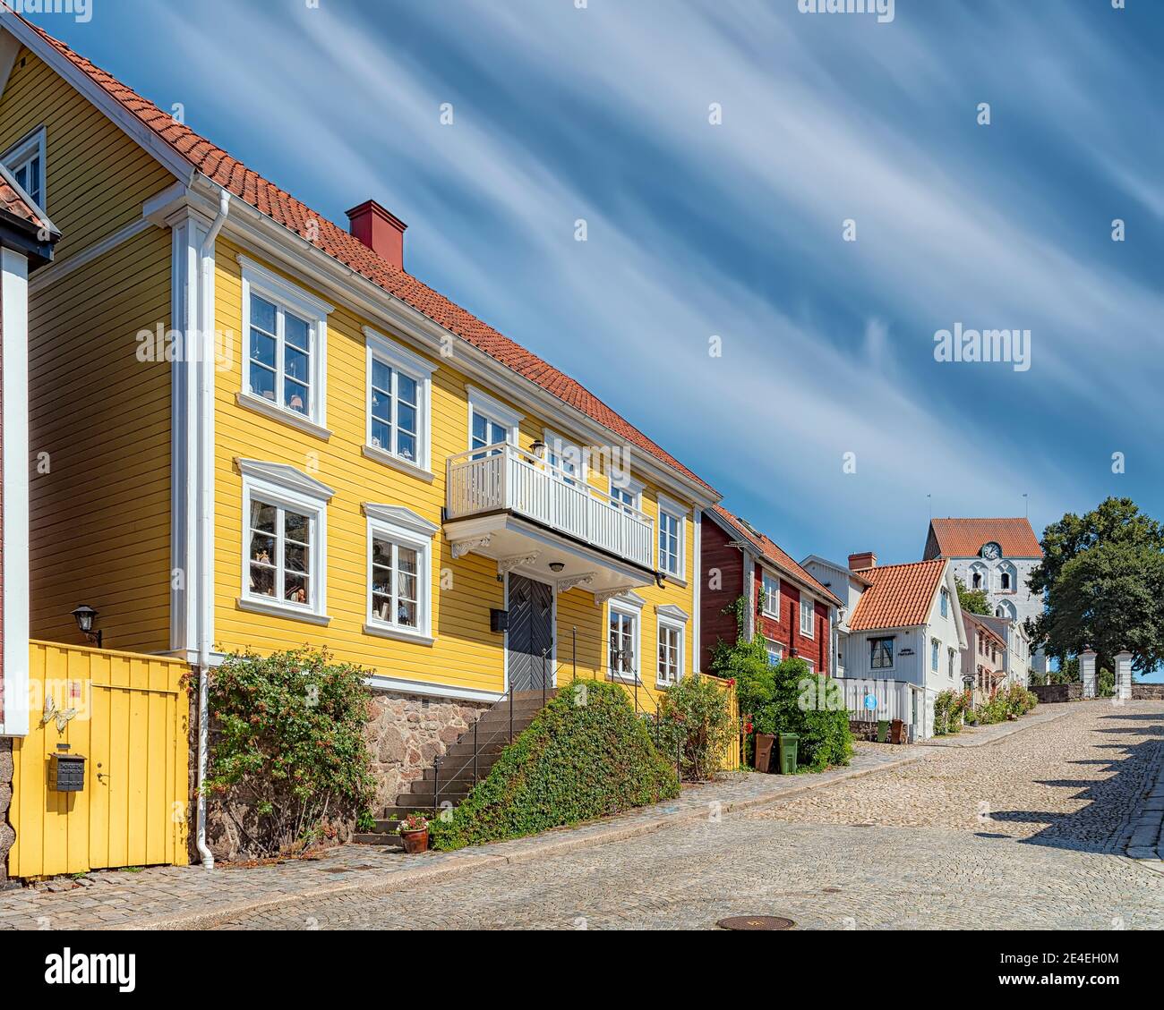 RONNEBY, SVEZIA - 01 AGOSTO 2020: Una delle strade colorate della città. Foto Stock