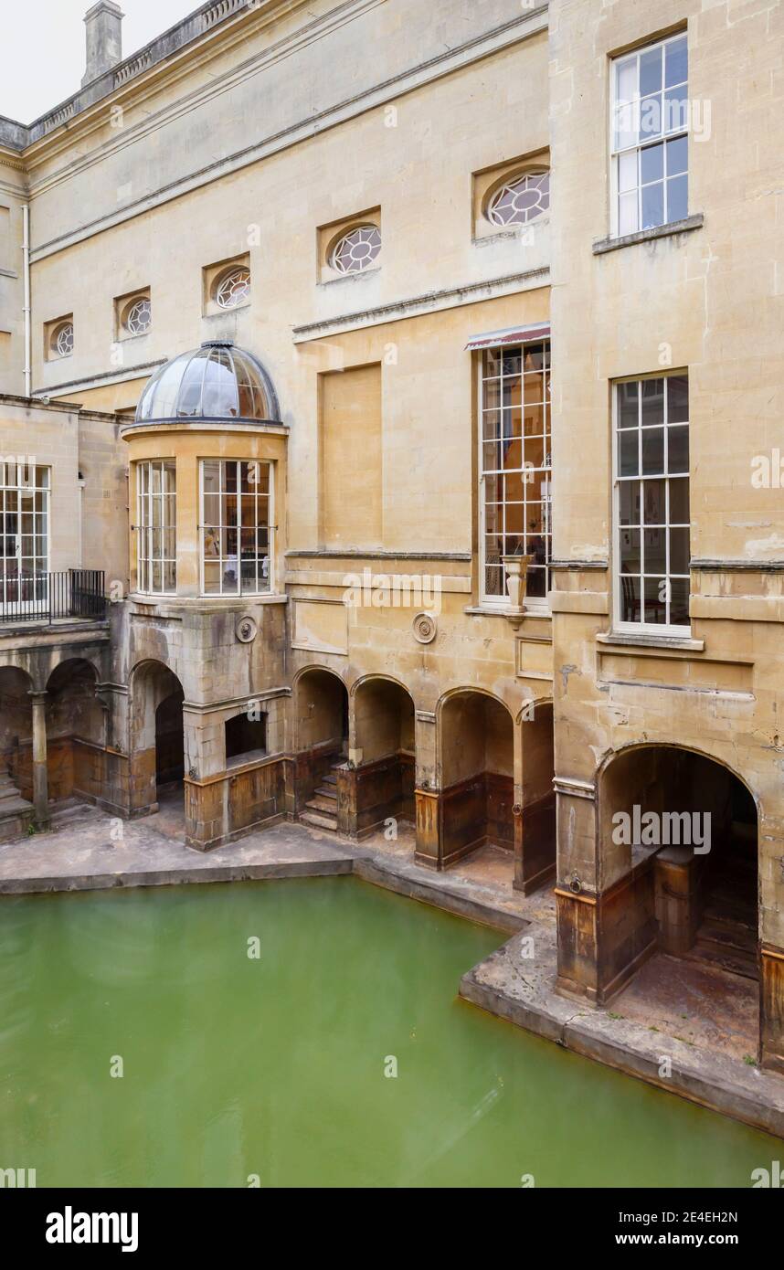 La piscina sacra presso il museo delle terme romane e la finestra Pump Room, una delle principali attrazioni turistiche della città di Bath, Somerset, Inghilterra sud-occidentale Regno Unito Foto Stock