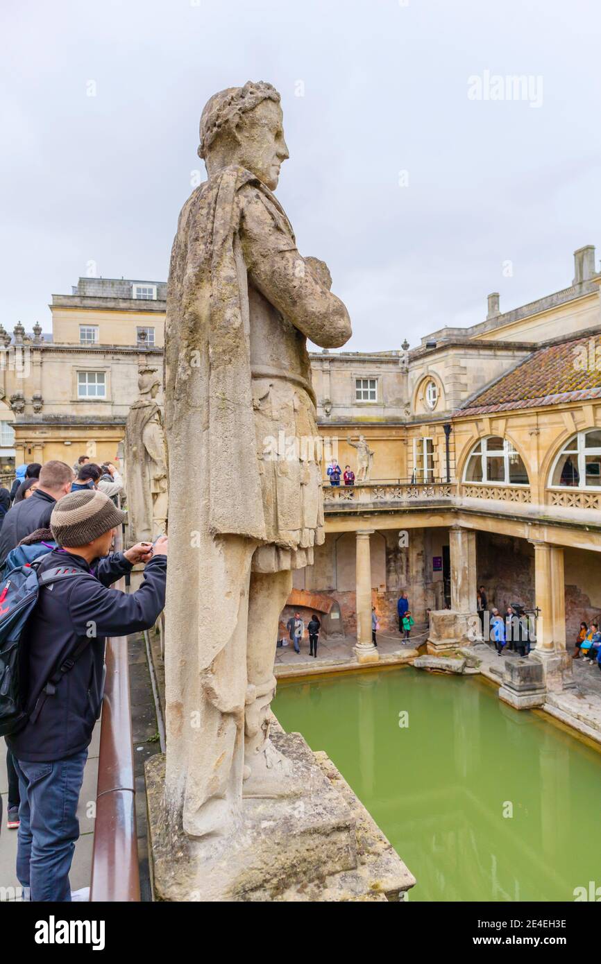 Statua di un uomo romano che si affaccia sul Grande bagno nel museo delle terme romane, un'attrazione turistica nella città di Bath, Somerset, Inghilterra sud-occidentale Foto Stock