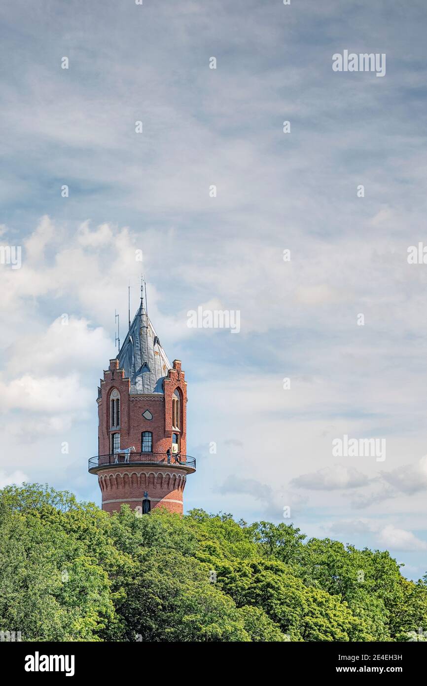 RONNEBY, SVEZIA - 01 AGOSTO 2020: La torre d'acqua ornata della città che è ora di torre di osservazione per i turisti. Foto Stock