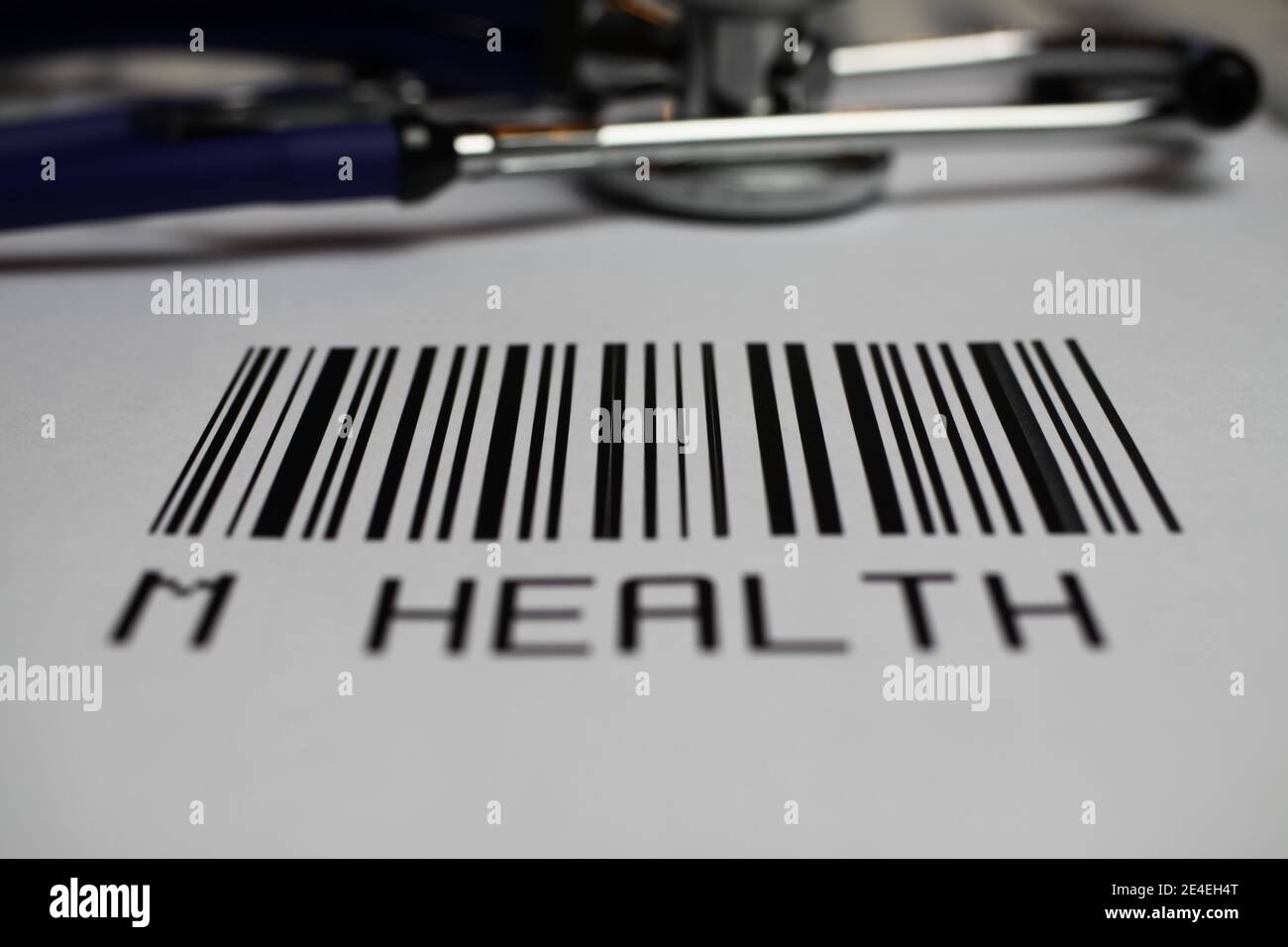 Primo piano di codice a barre fittizio balck, stetoscopio e testo m-Health, sfondo bianco Foto Stock