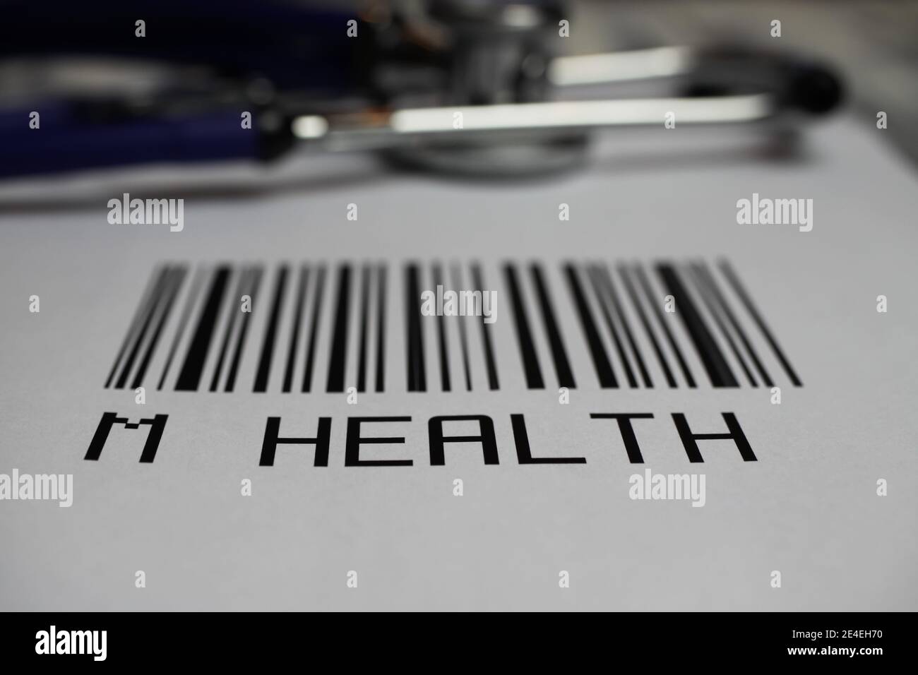 Primo piano di codice a barre fittizio balck, stetoscopio e testo m-Health, sfondo bianco Foto Stock