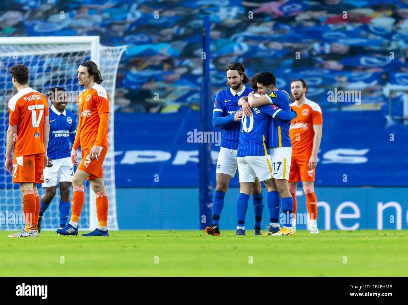 Brighton e Hove, Regno Unito. 23 gennaio 2021. Steven Alzate di Brighton e Hove Albion festeggia il suo obiettivo con Alexis Mac Allister di Brighton e Hove Albion durante la quarta partita della fa Cup tra Brighton e Hove Albion e Blackpool, La partita è stata chiusa a porte chiuse senza sostenitori a causa dell'attuale blocco governativo della pandemia COVID-19 all'AMEX Stadium di Brighton e Hove, in Inghilterra, il 23 gennaio 2021. Foto di Liam McAvoy. Credit: Prime Media Images/Alamy Live News Foto Stock