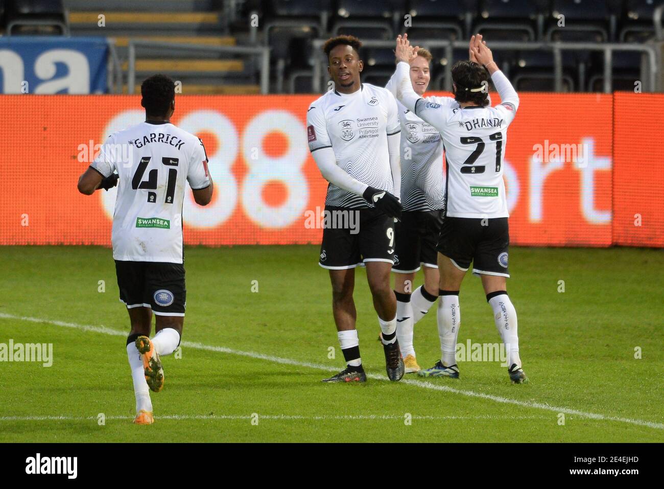 SWANSEA, GALLES. 23 GENNAIO Ollie Cooper di Swansea City festeggia dopo aver segnato il suo quinto gol ai lati durante la partita della fa Cup tra Swansea City e Nottingham Forest al Liberty Stadium di Swansea sabato 23 gennaio 2021. (Credit: Jeff Thomas | MI News) Credit: MI News & Sport /Alamy Live News Foto Stock