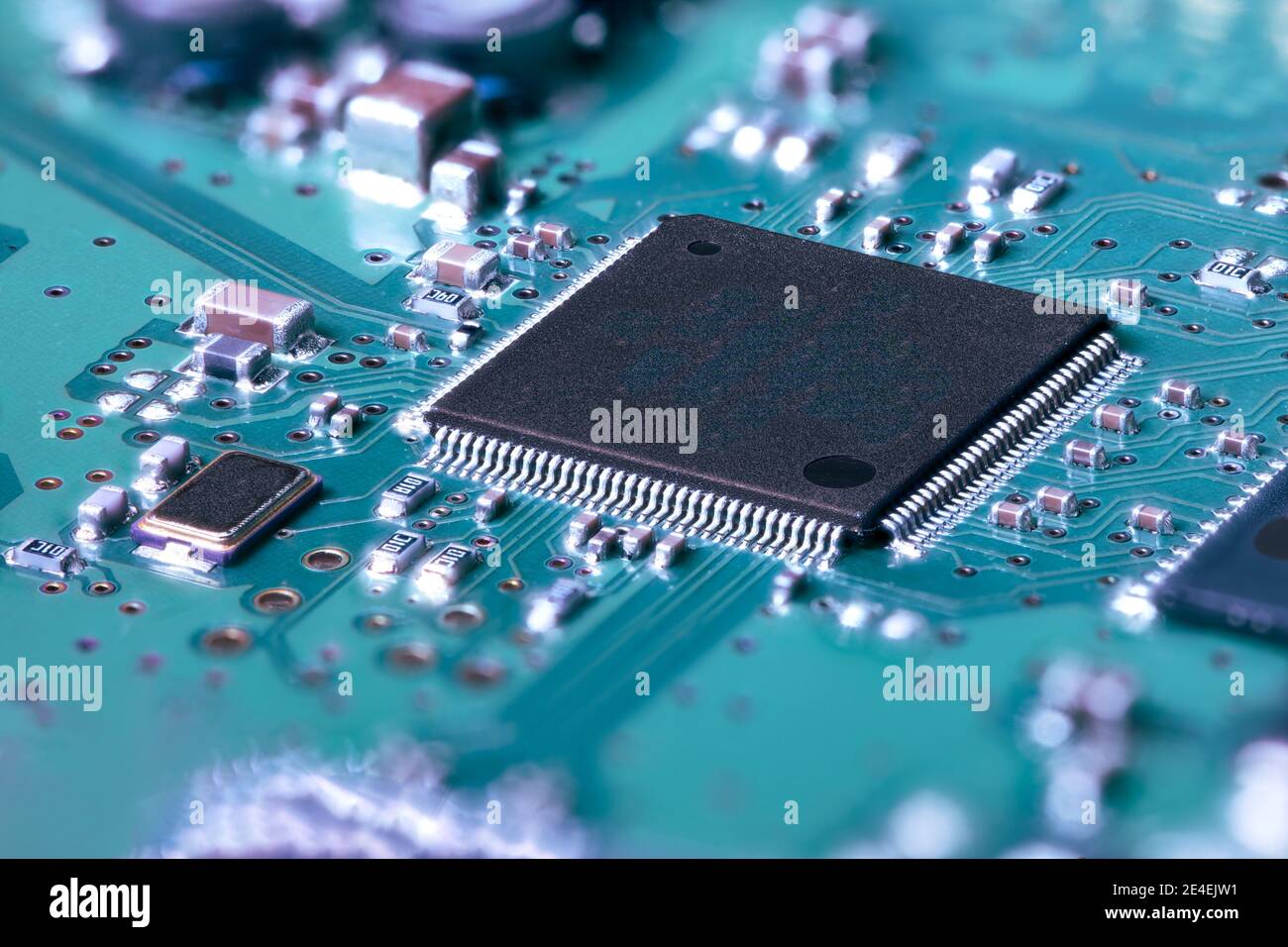 Circuito integrato con un chip del processore sulla scheda madre del computer Foto Stock