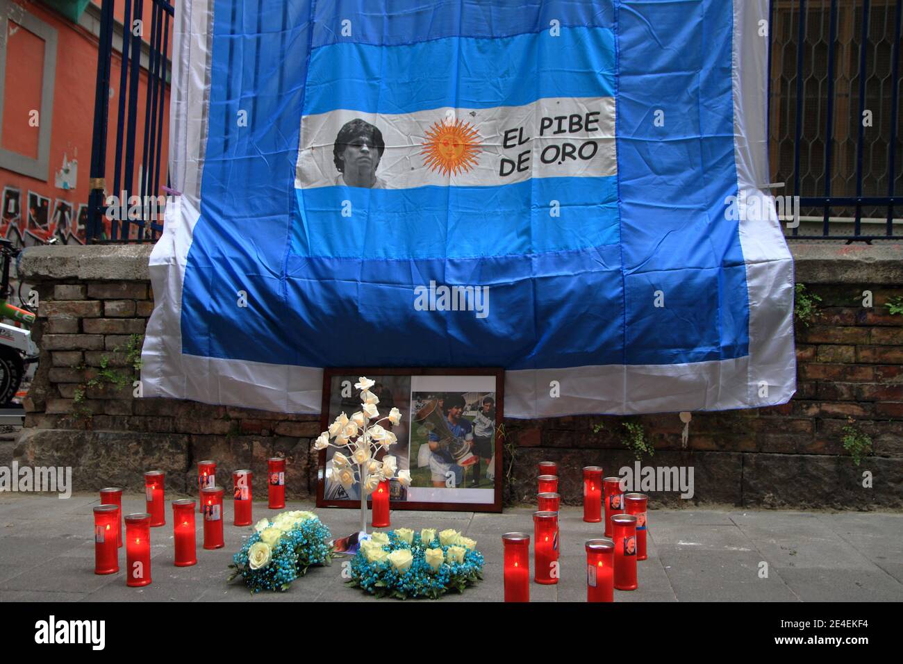 Tre giorni dopo la morte di Maradona , avvenuta il 25 novembre in Argentina. Manifesto funebre per le strade del centro storico. Foto Stock