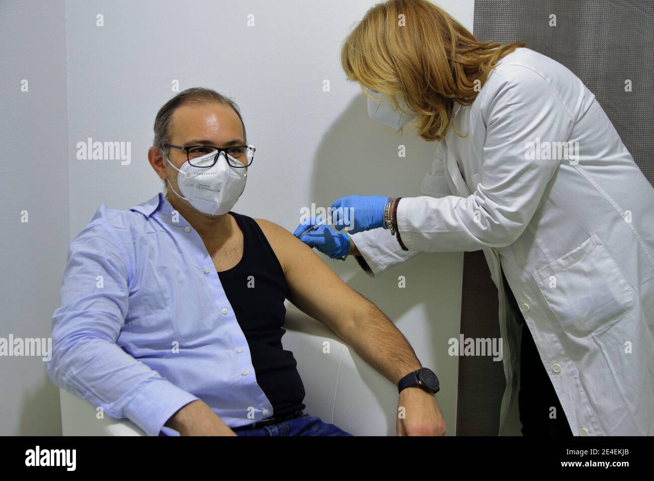 La Società sanitaria locale 1 Napoli Centro ha istituito, un Centro di vaccinazione contro Covid-19 .infermiere e dottore al lavoro. Foto Stock
