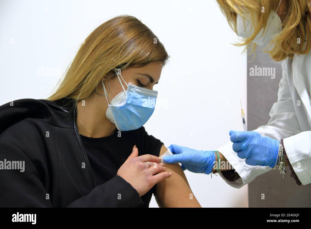 La Società sanitaria locale 1 Napoli Centro ha istituito, un Centro di vaccinazione contro Covid-19 .infermiere e dottore al lavoro. Foto Stock