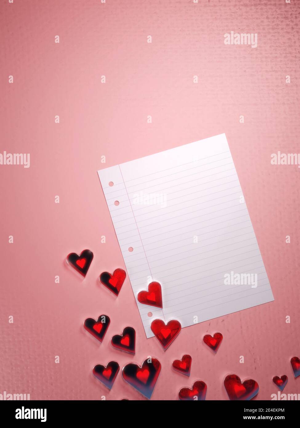 San Valentino, sfondo modello lettera d'amore. Cuori rossi lucidi  traslucidi e un foglio di carta vuoto. Rendering digitale Foto stock - Alamy