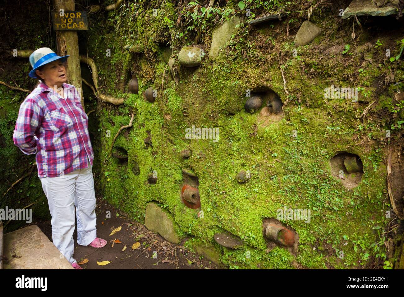 Antichi reperti archeologici in uno scavo nel luogo archeologico e storico Sitio Barriles, provincia di Chiriqui, Repubublic di Panama. Foto Stock