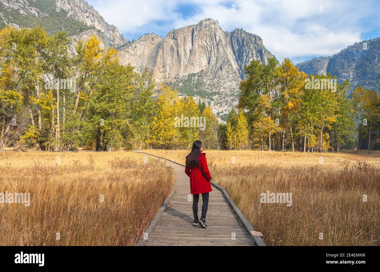 Donna in camice rosso con paesaggio autunnale allo Yosemite National Park, California, Stati Uniti. Foto Stock