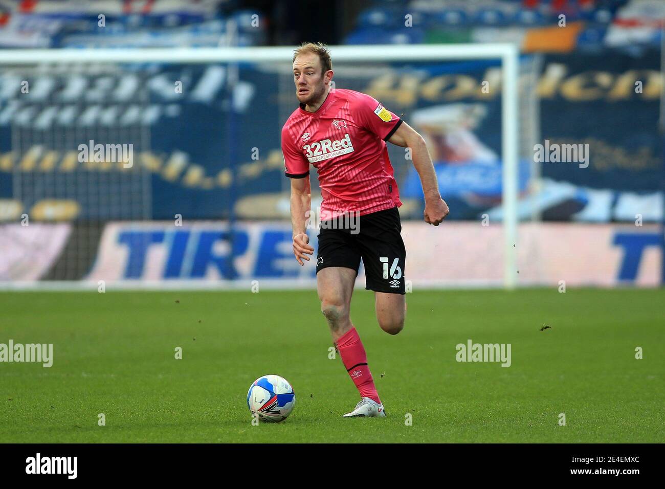 Londra, Regno Unito. 23 gennaio 2021. Matt Clarke della contea di Derby in azione durante il gioco. EFL Skybet Championship, Queens Park Rangers contro Derby County al Kiyan Prince Foundation Stadium, Loftus Road a Londra sabato 23 gennaio 2021. Questa immagine può essere utilizzata solo per scopi editoriali. Solo per uso editoriale, è richiesta una licenza per uso commerciale. Nessun utilizzo nelle scommesse, nei giochi o nelle pubblicazioni di un singolo club/campionato/giocatore. pic by Steffan Bowen/Andrew Orchard sports photography/Alamy Live news Credit: Andrew Orchard sports photography/Alamy Live News Foto Stock