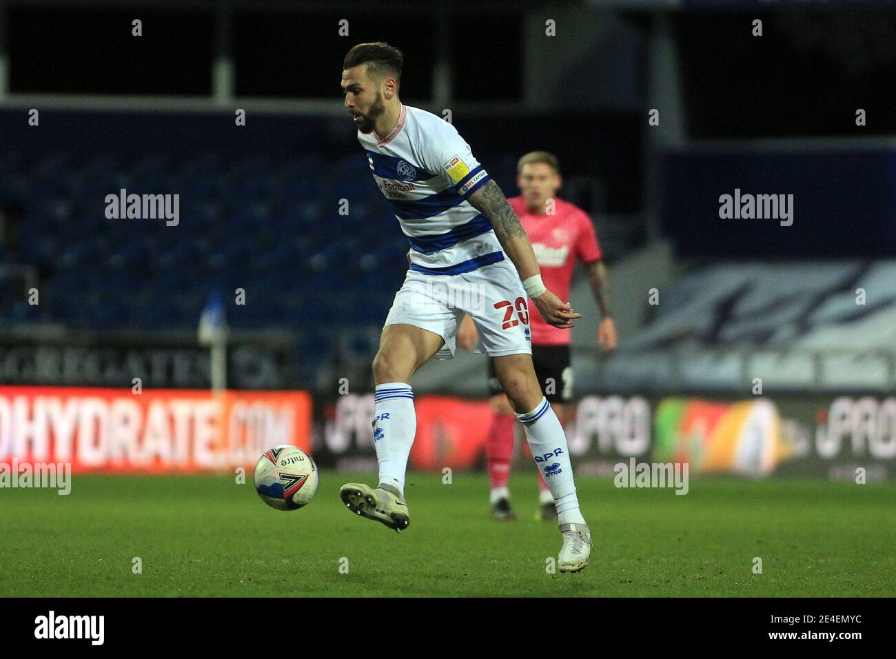 Londra, Regno Unito. 23 gennaio 2021. Geoff Cameron of Queens Park Rangers in azione durante il gioco. EFL Skybet Championship, Queens Park Rangers contro Derby County al Kiyan Prince Foundation Stadium, Loftus Road a Londra sabato 23 gennaio 2021. Questa immagine può essere utilizzata solo per scopi editoriali. Solo per uso editoriale, è richiesta una licenza per uso commerciale. Nessun utilizzo nelle scommesse, nei giochi o nelle pubblicazioni di un singolo club/campionato/giocatore. pic by Steffan Bowen/Andrew Orchard sports photography/Alamy Live news Credit: Andrew Orchard sports photography/Alamy Live News Foto Stock