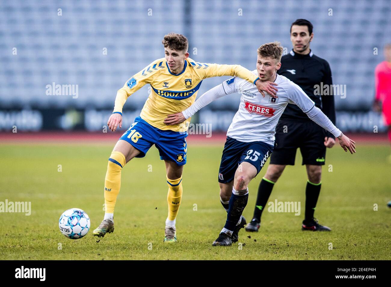 Aarhus, Danimarca. 23 gennaio 2021. Jesper Lindstrom (18) di Broendby IF e Mikkel Lassen (25) di AGF visto durante un incontro di prova tra Aarhus GF e Broendby IF al Ceres Park ad Aarhus. (Photo Credit: Gonzales Photo/Alamy Live News Foto Stock