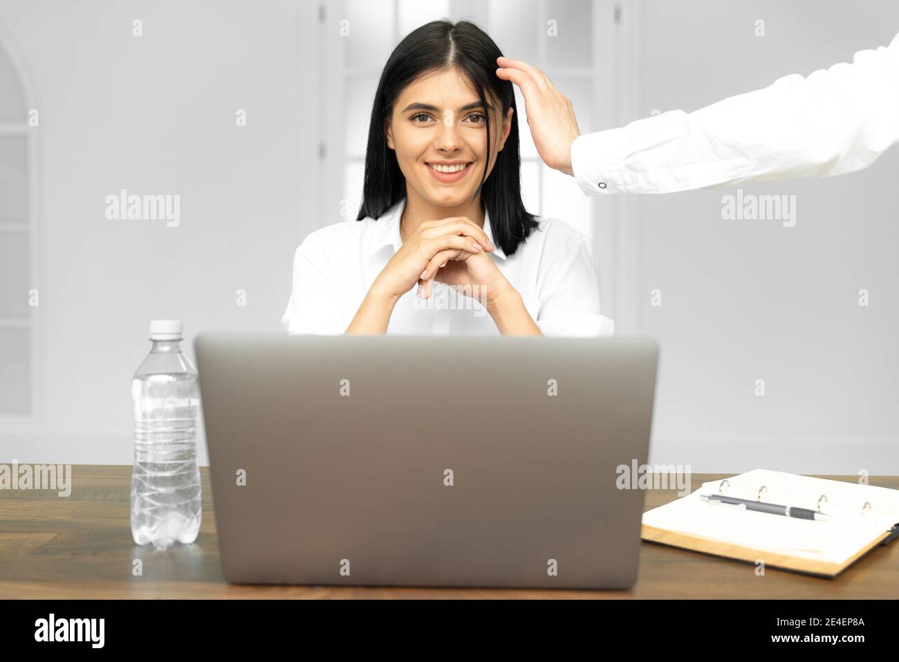 Head shot piacevole felice giovane donna freelance che lavora sul computer a casa. Attraente donna d'affari che studia online, utilizzando software per computer portatili, web surf Foto Stock