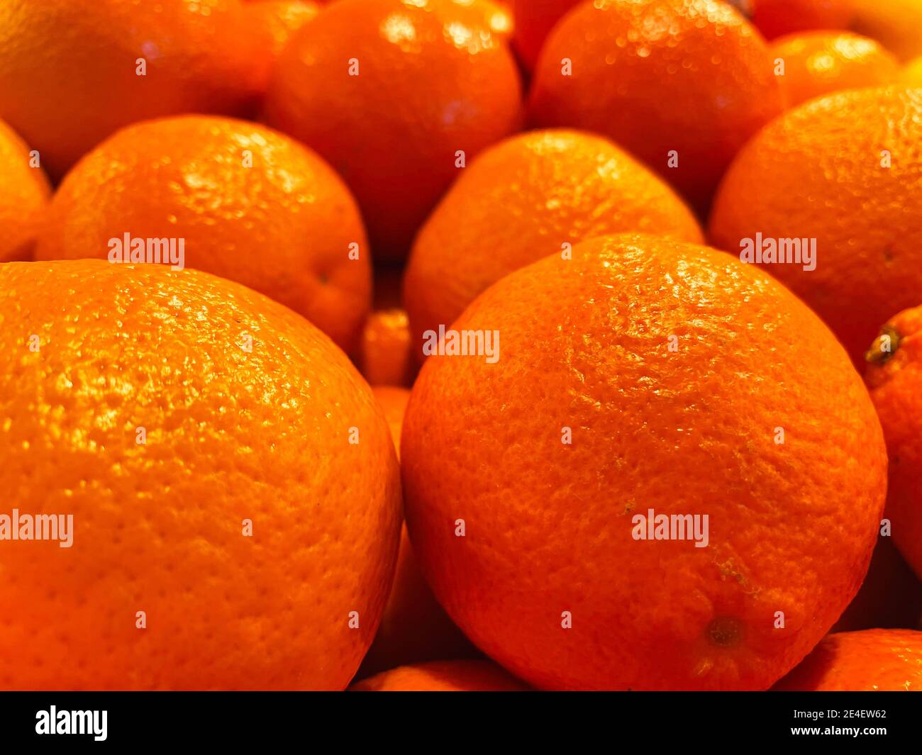 File di arance fresche vicino sfondo Foto Stock