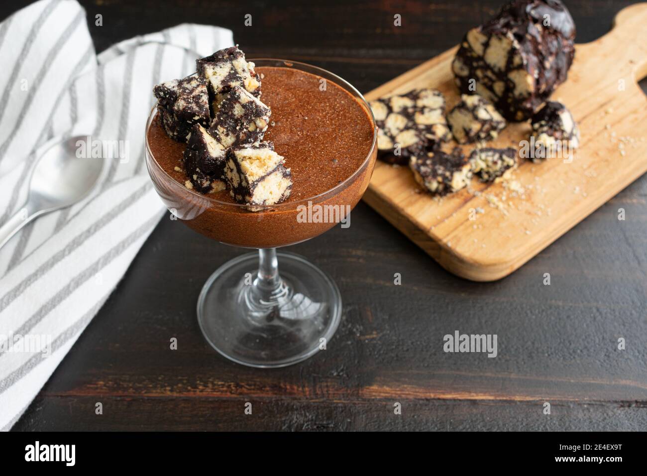 Mousse al cioccolato portoghese con Salame al cioccolato: Mousse al cioccolato condita con salame al cioccolato e servita in un bicchiere coupé Foto Stock