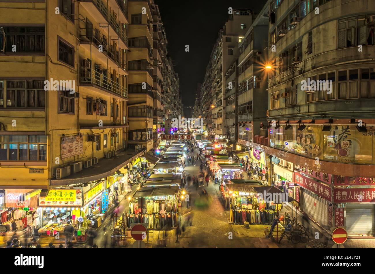 Strada trafficata con mercato notturno a Hong Kong Foto Stock