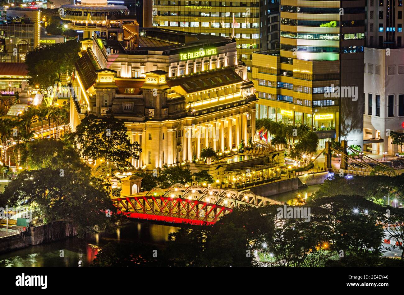 Marzo-14-2016 il Fullerton Hotel, Singapore, un famoso hotel di lusso a 5 stelle con illuminazione notturna Foto Stock