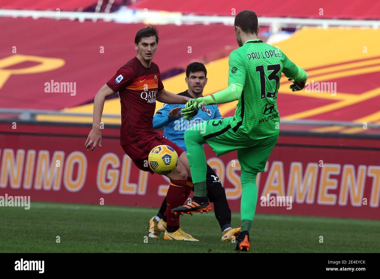 Roma, Italia. 23 gennaio 2021. ROMA, Italia - 23.01.2021: KUMBULLA, PAU LOPEZ (ROMA) in azione durante la Serie Italiana UNA partita di calcio del campionato 2020-2021 tra ROMA e SPEZIA, allo stadio Olimpico di Roma. Credit: Agenzia fotografica indipendente/Alamy Live News Foto Stock