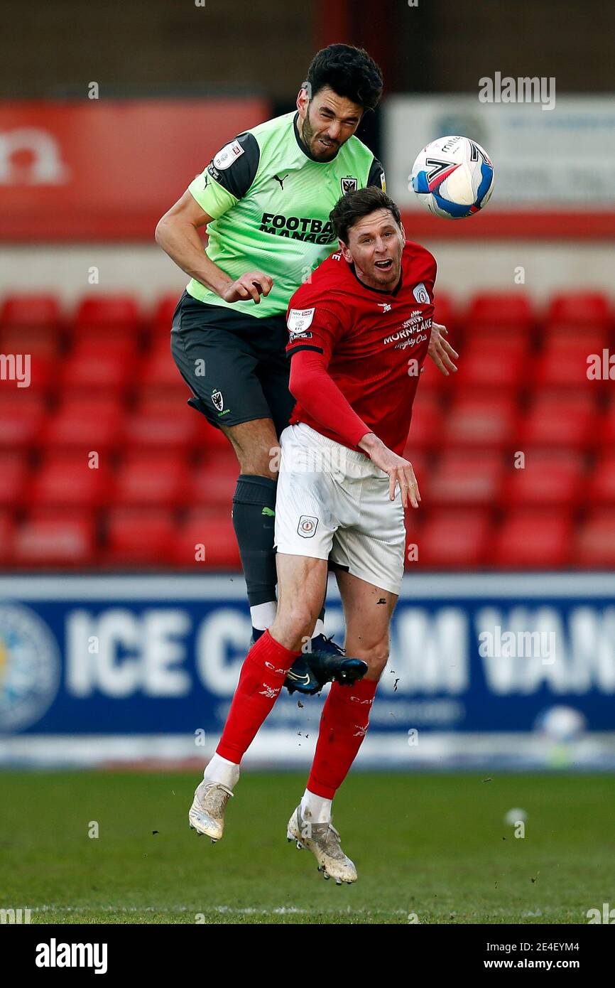 CREWE, INGHILTERRA. 23 GENNAIO: Wimbledons Nightingale si scontra con Crewes Chris Porter durante la partita della Sky Bet League 1 tra Crewe Alexandra e AFC Wimbledon all'Alexandra Stadium di Crewe sabato 23 gennaio 2021. (Credit: Chris Donnelly | MI News) Credit: MI News & Sport /Alamy Live News Foto Stock