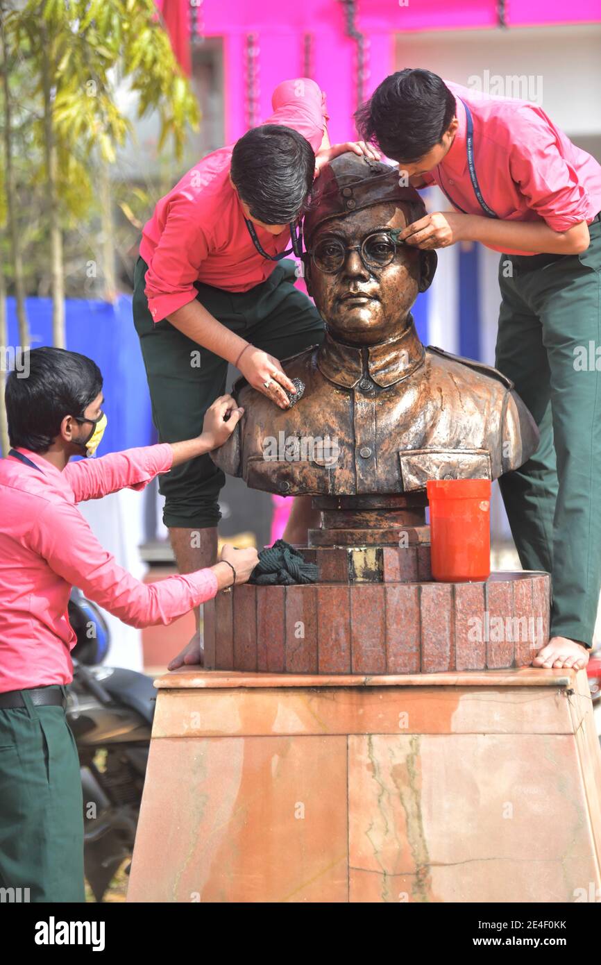 Gli studenti della scuola di Netaji Subhas Vidyaniketan lavano e ripuliscono la statua di Netaji Subhash alla vigilia dell'anniversario della nascita del nazionalista indiano, Netaji Subhas Chandra Bose. Il compleanno di Netaji Subash Chandra Bose il 23 gennaio verrà festeggiato come Parakarm Diwas. Bose era un leader nazionalista indiano di spicco che tentò di ottenere l'indipendenza dell'India dal dominio britannico con la forza durante gli anni in declino della seconda guerra mondiale Agartala, Tripura, India. Foto Stock