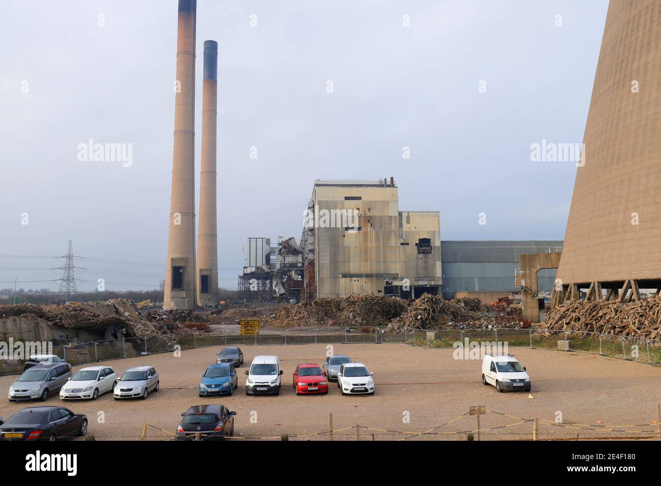 I resti della centrale elettrica di Ferrybridge C durante la demolizione La stazione è stata chiusa nel marzo 2016 Foto Stock