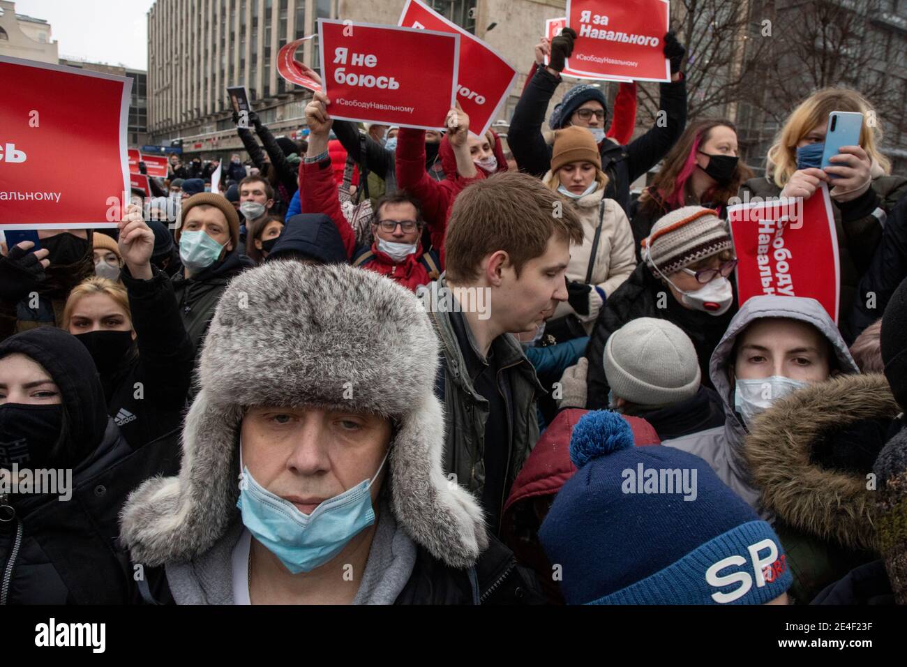 Mosca, Russia. 23 gennaio, 2021 persone partecipano a un raduno non autorizzato a sostegno del leader russo dell'opposizione Alexei Navalny in via Tverskaya nel centro di Mosca, Russia Foto Stock