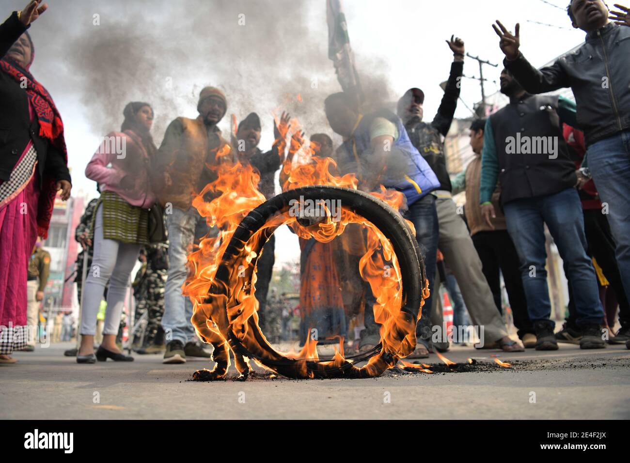 I sostenitori del Congresso bruciano pneumatici davanti alla sede del Congresso durante una protesta contro l'attacco al presidente del PCC. Agartala, Tripura, India. Foto Stock