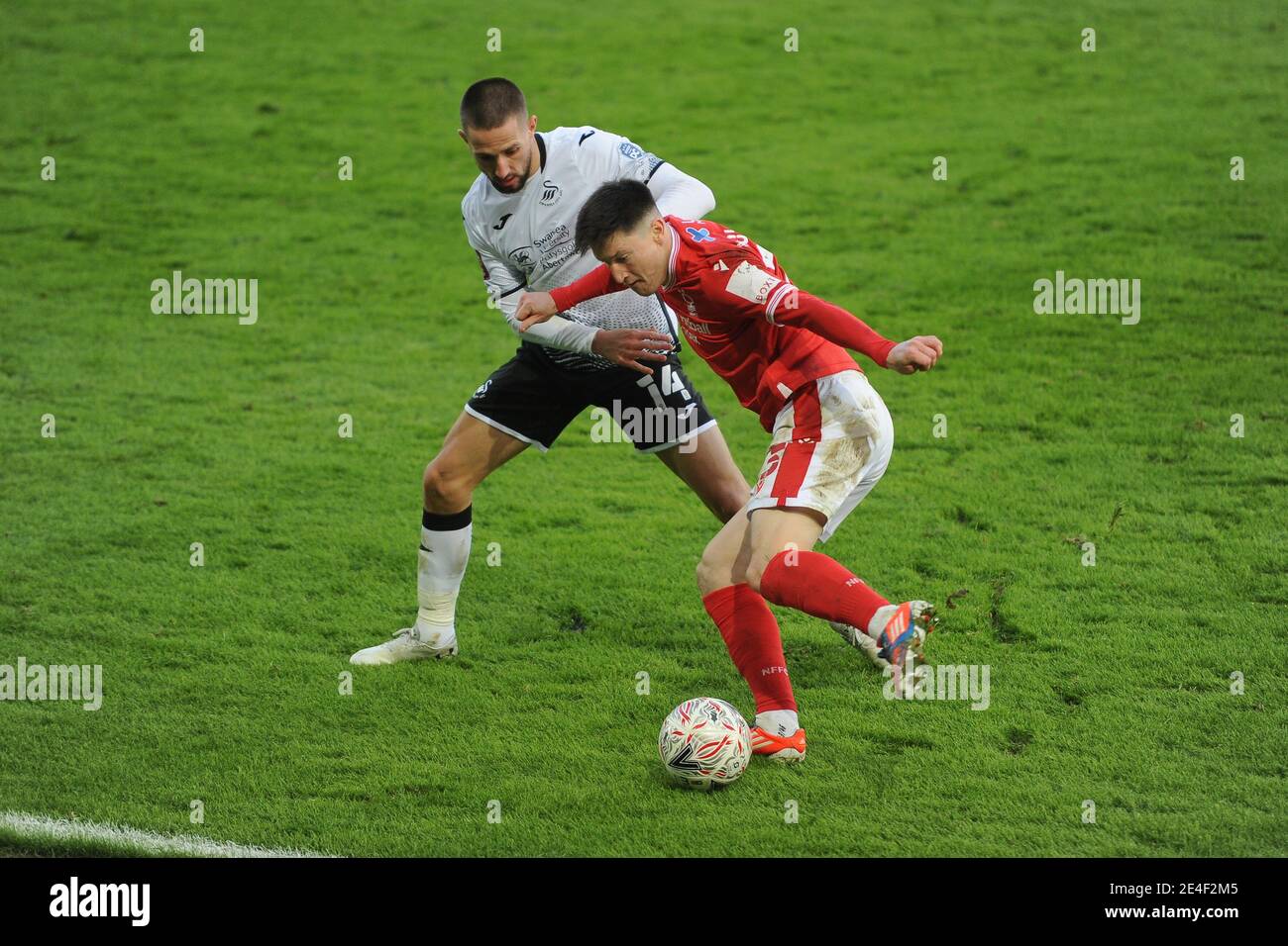 SWANSEA, GALLES. 23 GENNAIO Conor Hoourihane di Swansea City e Joe Lolley di Nottingham Forest combattono per la palla durante la partita della fa Cup tra Swansea City e Nottingham Forest al Liberty Stadium di Swansea sabato 23 gennaio 2021. (Credit: Jeff Thomas | MI News) Credit: MI News & Sport /Alamy Live News Foto Stock