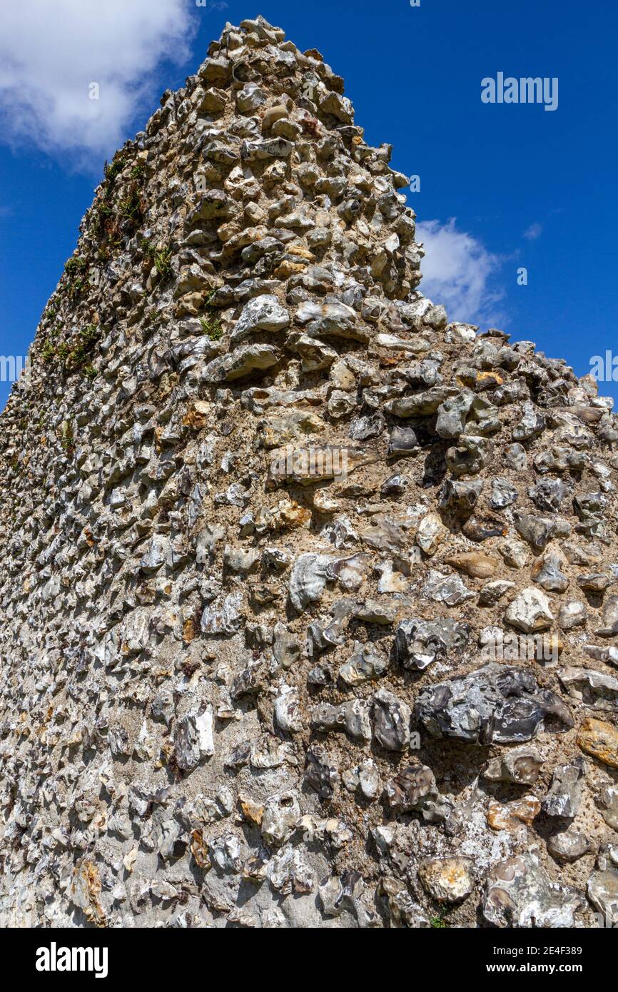 Guarda da vicino parte della cortina di pietra del castello di Beckhamsted, un castello di motte-and-bailey a Berkhamsted, Hertfordshire, Regno Unito. Foto Stock