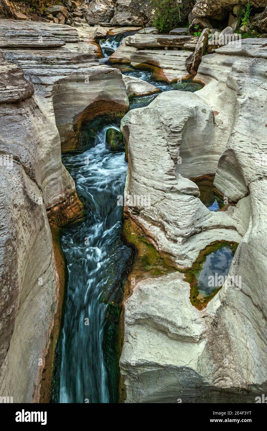 Le Marmitte dei Giganti o le rapide di Santa Lucia nella valle del fiume Orta, Parco Nazionale della Maiella. Abruzzo, Italia, Europa Foto Stock