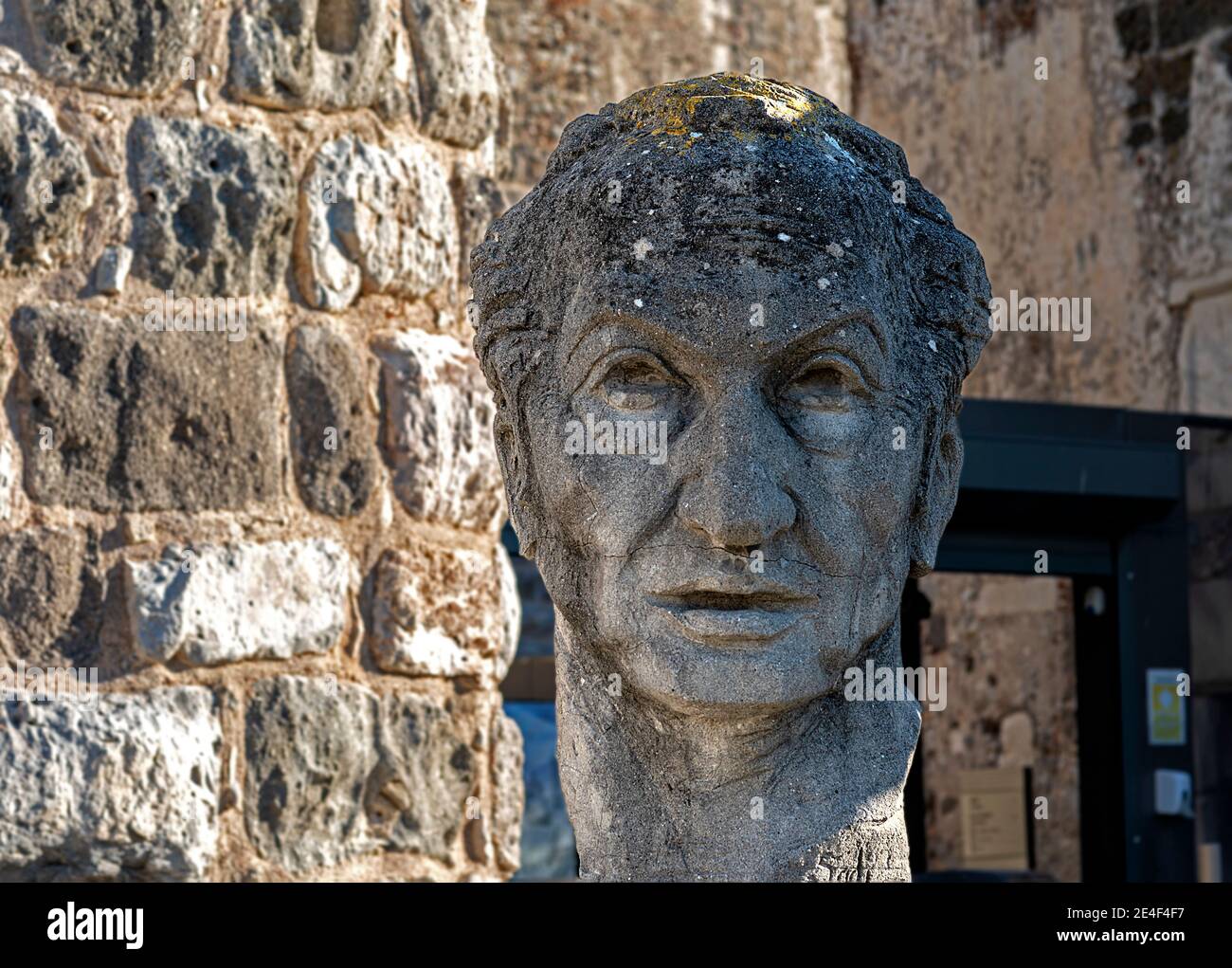 Statue che si ergono di fronte al Castello di Bodum Cevat Şakir Kabaagaclı O conosciuto come Halikarnas Balikcisi ed eroodot Foto Stock