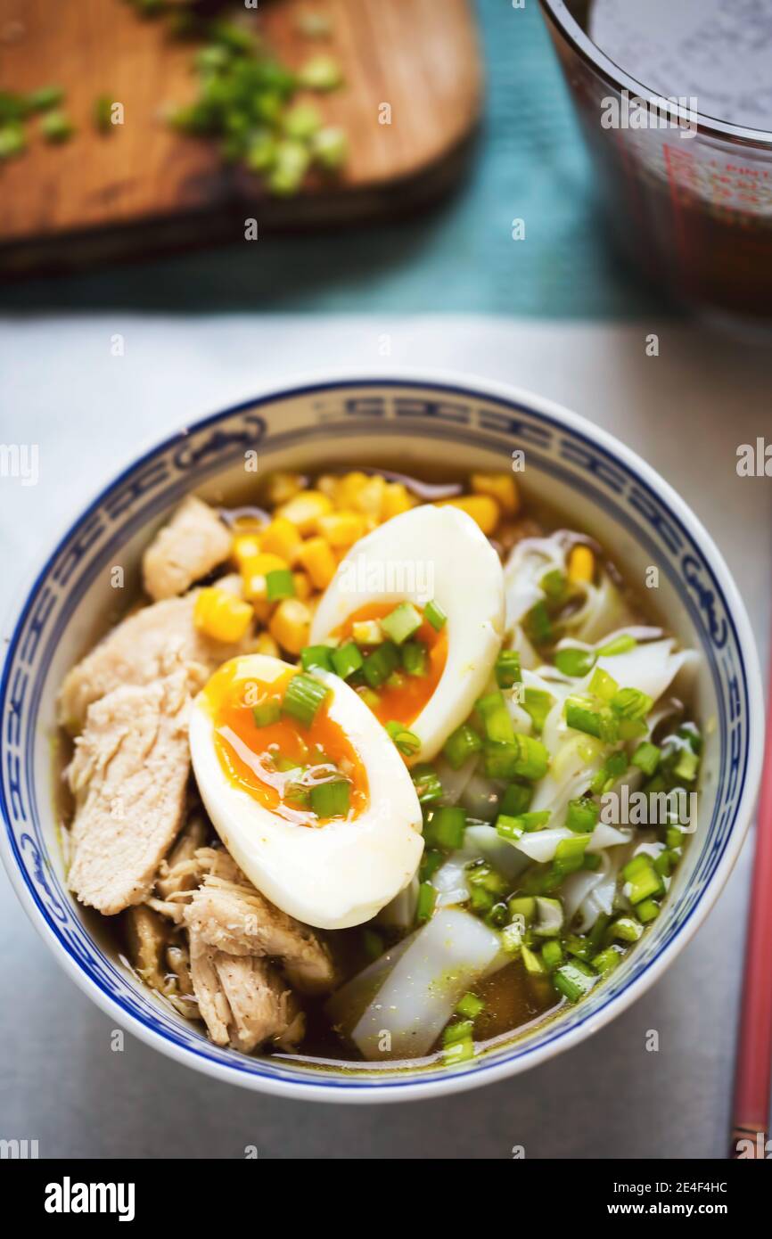 Zuppa giapponese di noodle ramen con pollo, mais, capesante, tagliatelle di riso Foto Stock