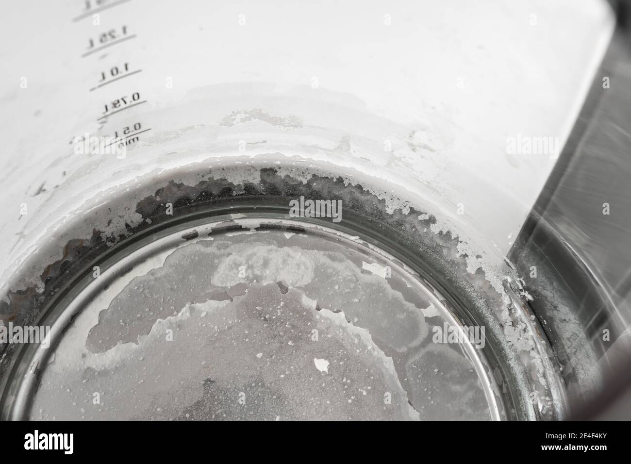 Limescale sul fondo del bollitore - acqua dura e. concetto di calcio Foto Stock