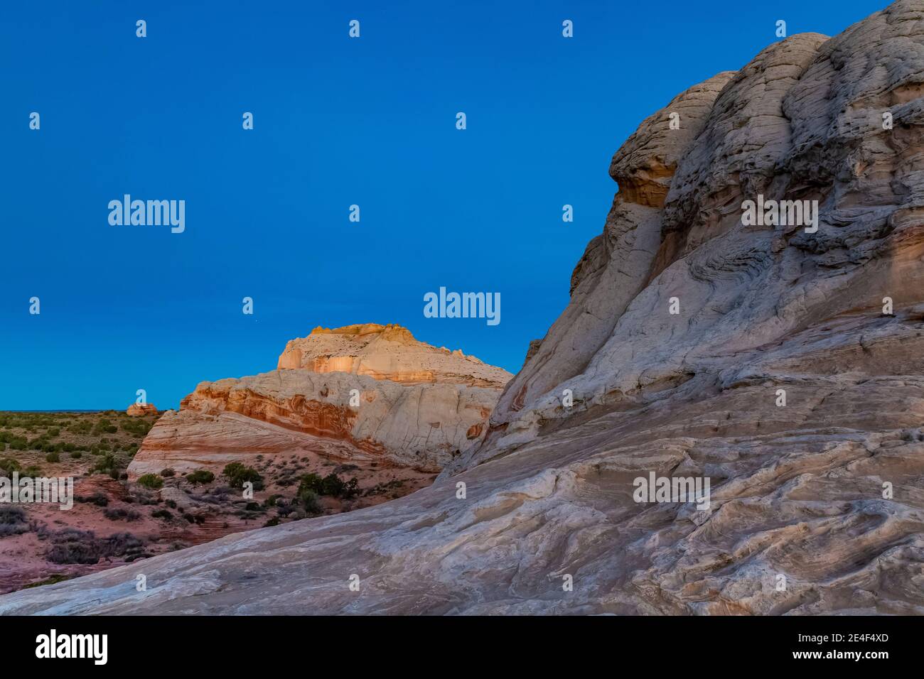 Primo semaforo sulle formazioni di arenaria Navajo di White Pocket, Vermilion Cliffs National Monument, Arizona, USA Foto Stock