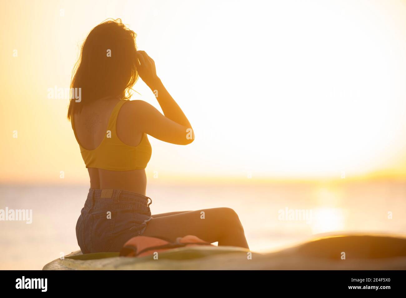 Fuoco selettivo) vista mozzafiato della sagoma di una ragazza che cammina  su una spiaggia durante un tramonto bello e romantico. Boracay, Filippine  Foto stock - Alamy