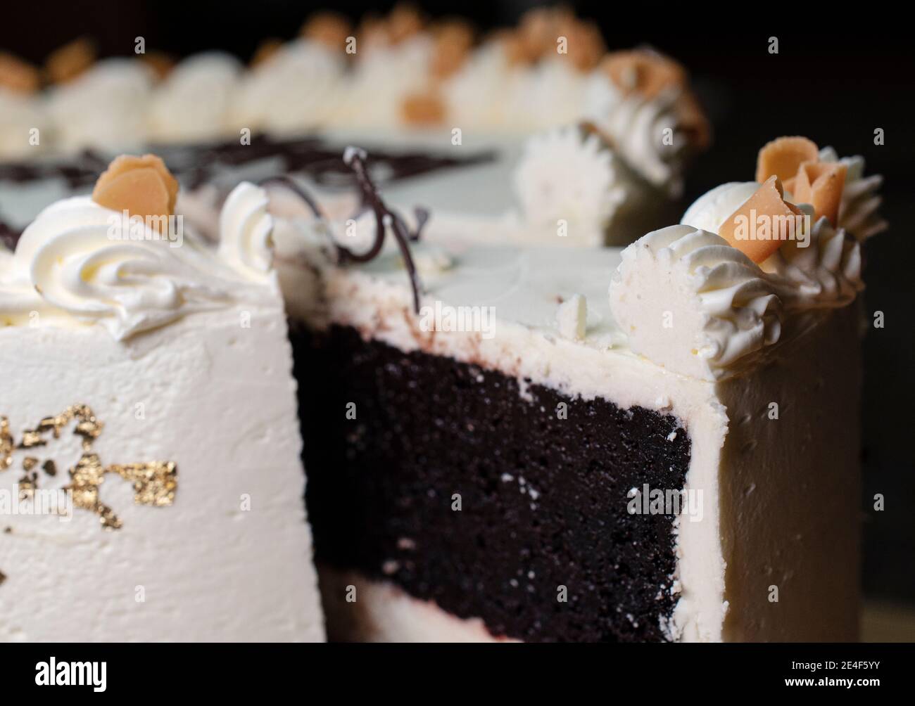 Guinessscake a fette decorato con glassa di panna bianca Foto Stock