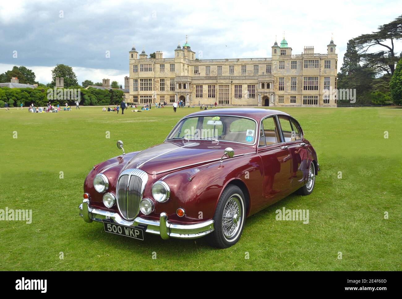 Classic Red Daimler 250 V8 in mostra all'Audley End Casa Foto Stock
