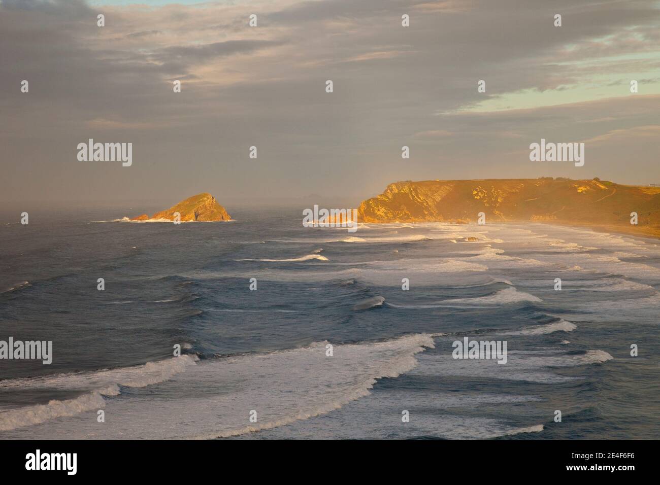 Playa de los Quebrantos desde el mirador de Espirituu Santo, San Esteban de Pravia Foto Stock