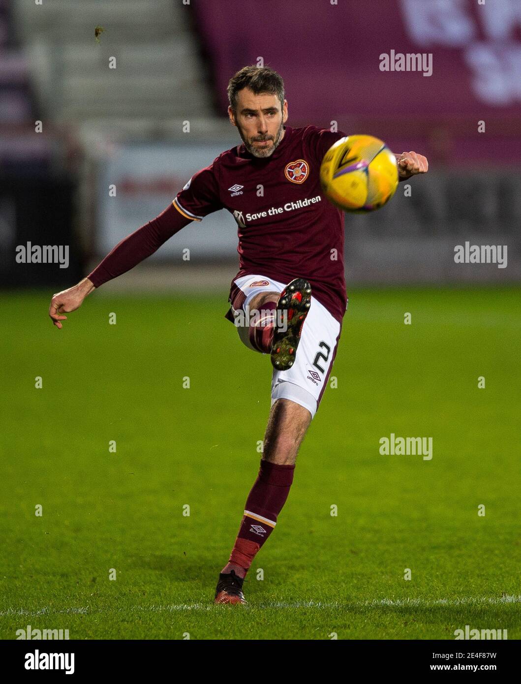 Campionato Scozzese - cuore di Midlothian / Raith rovers. Tynecastle Park, Edimburgo, Midlothian, Regno Unito. 23 gennaio 2021. I cuori ospitano Raith Rovers nel Campionato Scozzese al Tynecastle Park di Edimburgo. PIC mostra: Hearts 'Right-Back, Michael Smith, lobs la palla upfield. Credit: Ian Jacobs/Alamy Live News Foto Stock