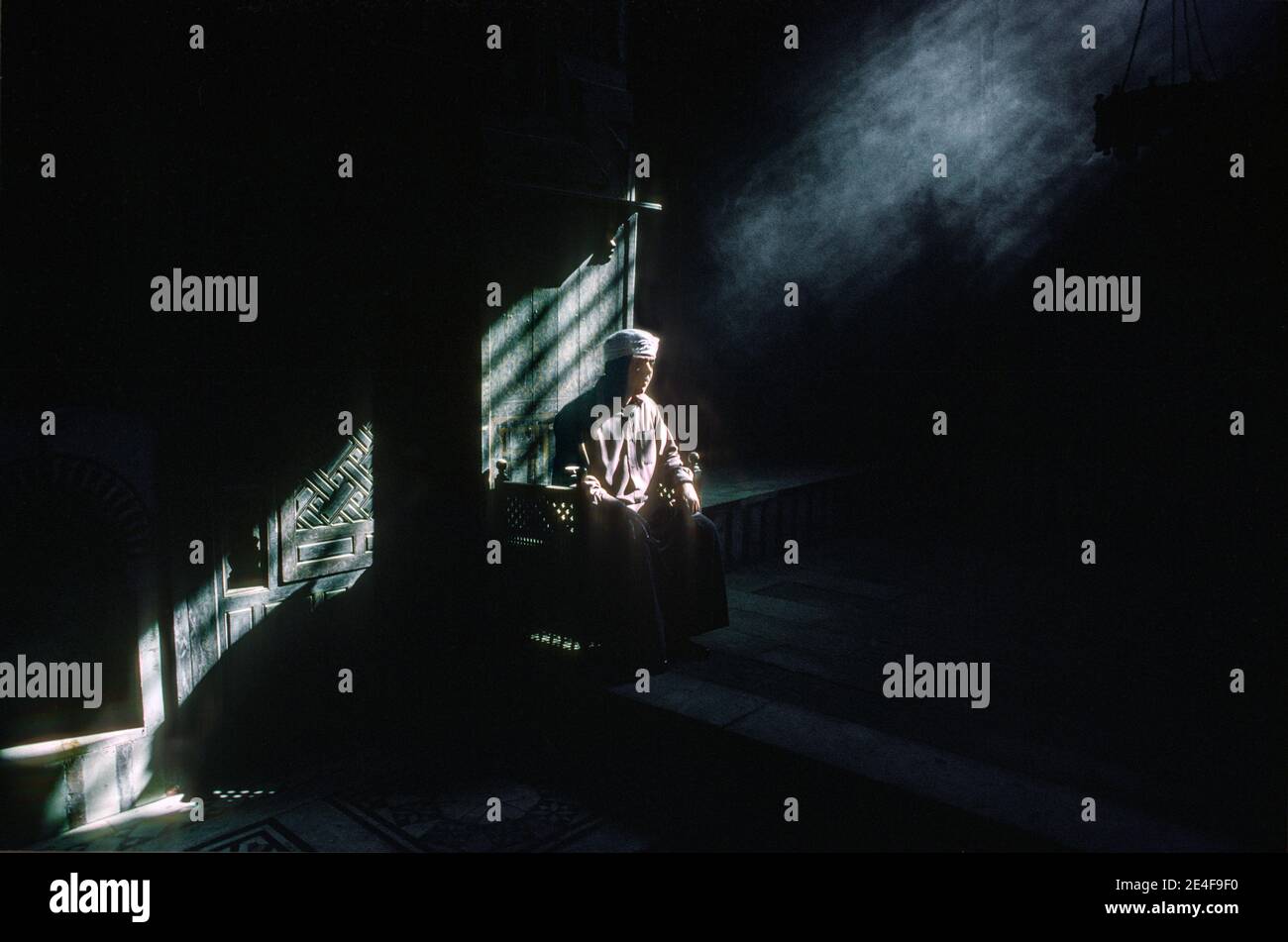 Interno del sacerdote chiesa copta vecchio quartiere Cairo Egitto Foto Stock