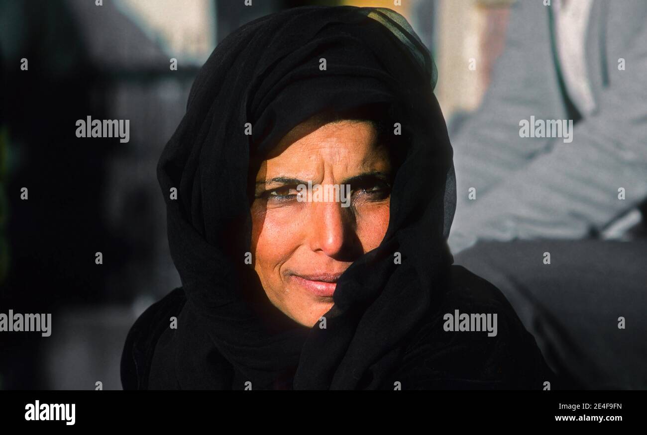 Ritratto di una donna musulmana vecchio quartiere Cairo Egitto Foto Stock