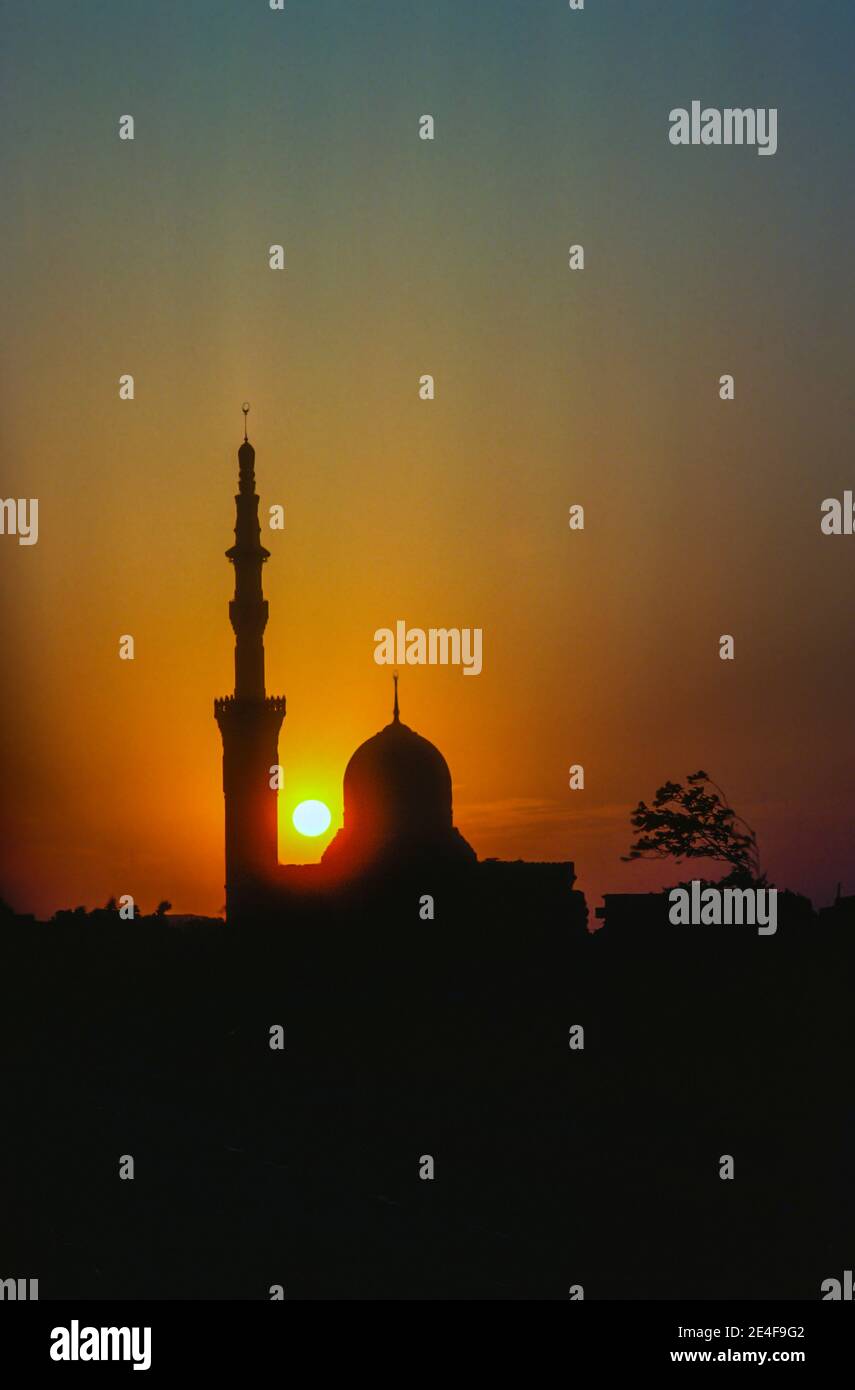Tramonto tra moschea e minareto Cairo Egitto Foto Stock