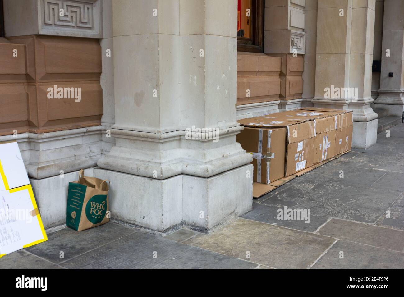 Take away paper carrier bag and cartoon box for homeless Persone a Londra Foto Stock