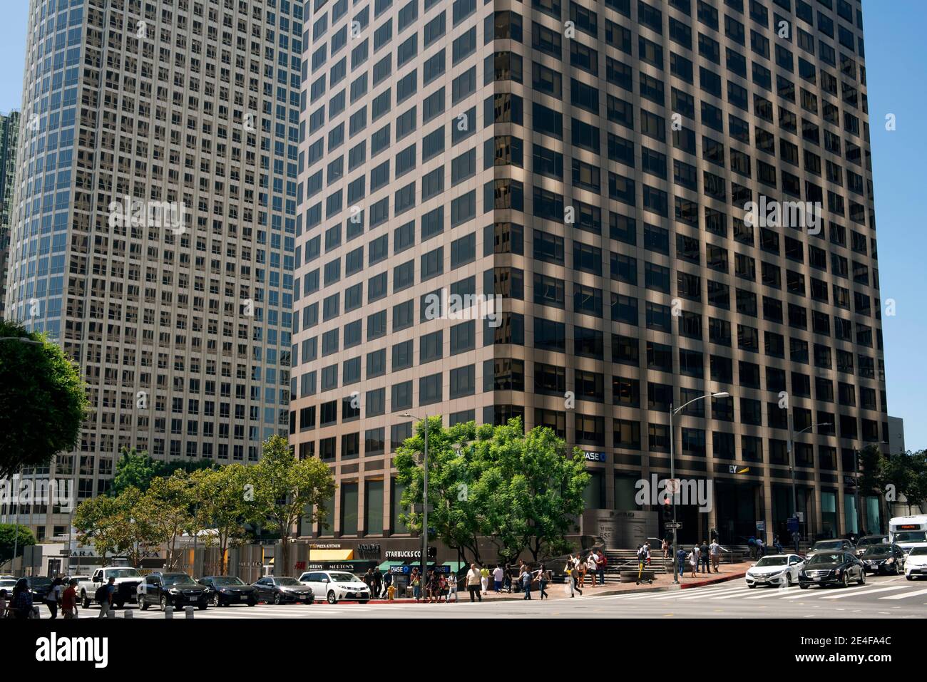 Scena di strada con traffico e torri di uffici. Vita cittadina fuori Ernst & Young Plaza. 725 South Figueroa Street, Los Angeles, California, Stati Uniti. Ago 2019 Foto Stock
