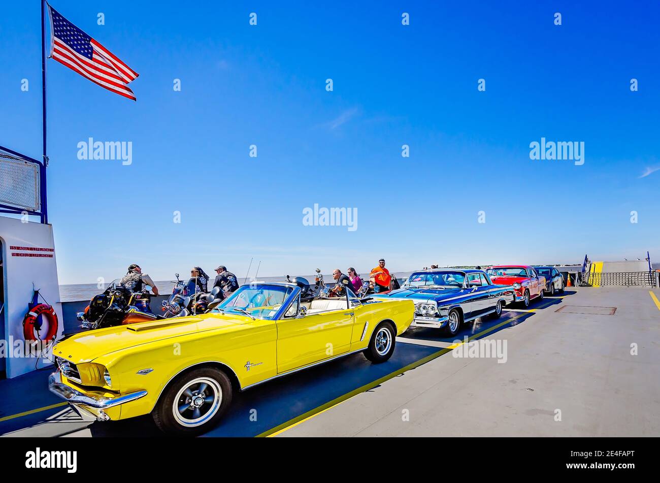 Una Ford Mustang decappottabile d'epoca e altre auto sono imbarcati sul Mobile Bay Ferry mentre trasporta i turisti da Dauphin Island a Gulf Shores, Alan. Foto Stock