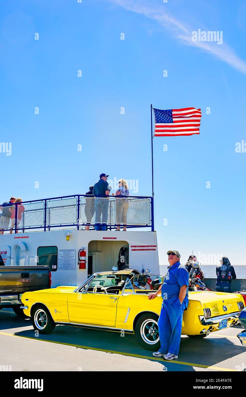 Una Ford Mustang decappottabile d'epoca e altre auto sono imbarcati sul Mobile Bay Ferry mentre trasporta i turisti da Dauphin Island a Gulf Shores, Alan. Foto Stock